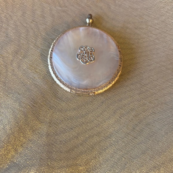 VINTAGE ESTEE LAUDER POWDER COMPACT 1960s Gold Tone & Mother Of Pearl - Picture 12 of 13
